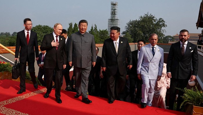 Potret Putin, Xi Jinping, Kim Jong Un Kumpul Bareng, AS Ketar-ketir Russian President Vladimir Putin, Chinese President Xi Jinping, North Korean leader Kim Jong Un, Pakistan's Prime Minister Shehbaz Sharif and heads of foreign delegations arrive for a military parade marking the 80th anniversary of the end of World War Two, in Beijing, China September 3, 2025. Sputnik/Alexander Kazakov/Pool via REUTERS ATTENTION EDITORS - THIS IMAGE WAS PROVIDED BY A THIRD PARTY. TPX IMAGES OF THE DAY