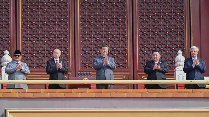 Prabowo hadiri parade militer China Prabowo hadiri parade militer China. Berdiri sejajar dengan Xi Jinping, Putin dan Kim Jong Un