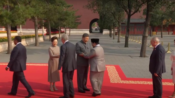 Presiden Prabowo Hadiri Parade Militer China, Disambut Presiden China Xi Jinping. (Tangkapan layar YouTube AP)