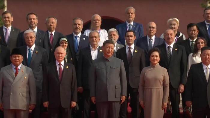 Presiden Prabowo Hadiri Parade Militer China, Disambut Presiden China Xi Jinping. (Tangkapan layar YouTube AP)