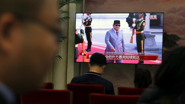 Prabowo Sejajar dengan Xi Jiping, Putin dan Kim Jong Un di Parade Beijing A TV screen shows Indonesia President Prabowo Subianto arriving for a military parade marking the 80th anniversary of the end of World War Two, at a waiting room for media personnel in Beijing, China September 3, 2025. REUTERS/Florence Lo