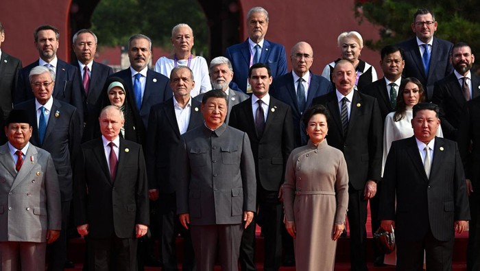 Indonesian President Prabowo Subianto, Russian President Vladimir Putin, Chinese President Xi Jinping with his wife Peng Liyuan, North Korean leader Kim Jong Un and heads of foreign delegations pose for a family photo before a military parade marking the 80th anniversary of the end of World War Two, in Beijing, China September 3, 2025. Sputnik/Sergey Bobylev/Pool via REUTERS ATTENTION EDITORS - THIS IMAGE WAS PROVIDED BY A THIRD PARTY.