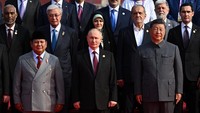 Kehadiran Prabowo dinilai sebagai langkah diplomasi strategis. Indonesia berupaya menjaga hubungan dengan Tiongkok dan Rusia, sekaligus memainkan peran penyeimbang global. REUTERS/Sergey Bobylev