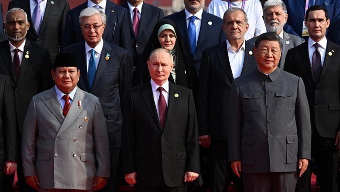 Indonesian President Prabowo Subianto, Russian President Vladimir Putin, Chinese President Xi Jinping and heads of foreign delegations pose for a family photo before a military parade marking the 80th anniversary of the end of World War Two, in Beijing, China September 3, 2025. Sputnik/Sergey Bobylev/Pool via REUTERS ATTENTION EDITORS - THIS IMAGE WAS PROVIDED BY A THIRD PARTY.