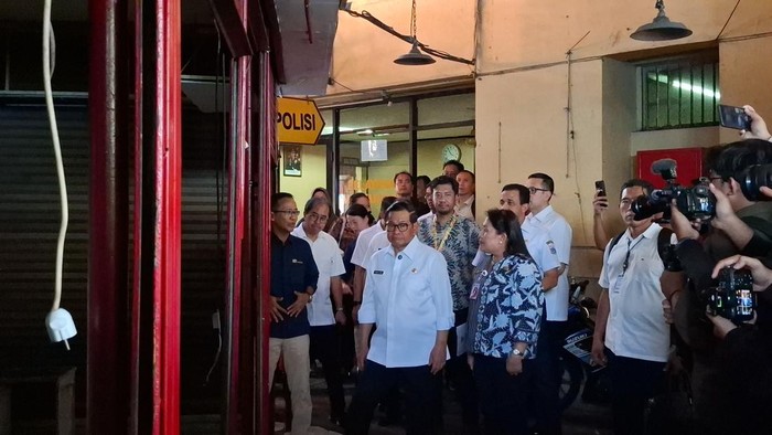 Gubernur DKI Jakarta Pramono Anung meninjau kios Plaza 2 Blok M, Jakarta Selatan, Rabu (3/9/2025), usai ramainya keluhan pedagang terkait kenaikan tarif sewa.