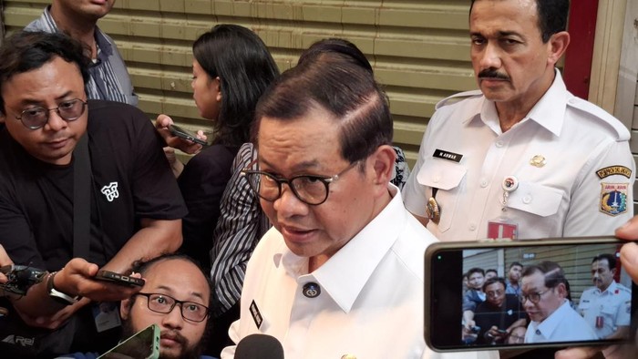Gubernur DKI Jakarta Pramono Anung meninjau kios Plaza 2 Blok M, Jakarta Selatan, Rabu (3/9/2025), usai ramainya keluhan pedagang terkait kenaikan tarif sewa.