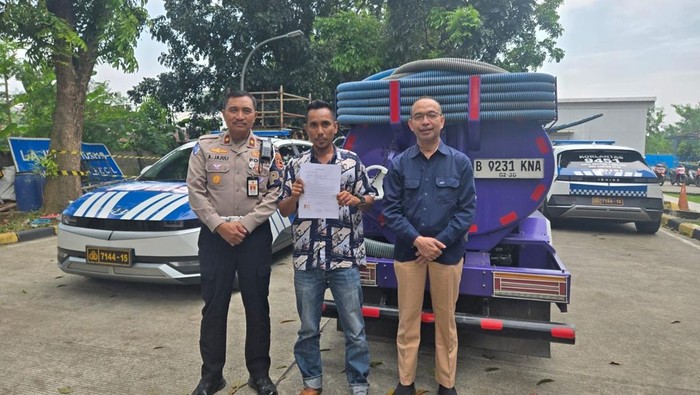 Proses pembuatan surat perjanjian agar tak ulangi buang limbah tinja ke Sungai Ciliwung di Depok (dok. Istimewa)