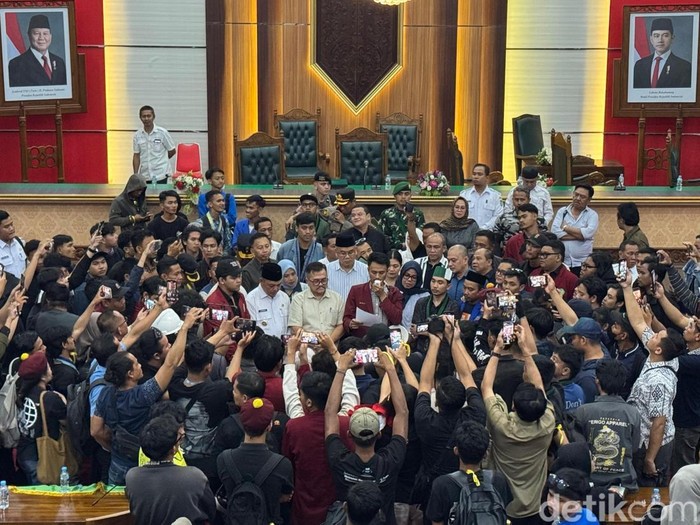 Puluhan mahasiswa menyampaikan tuntutannya di Ruang Paripurna DPRD Kalbar.