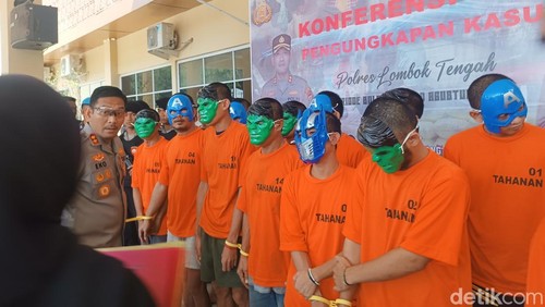 R alias Belo (tiga dari kiri) pelaku pembunuhan terhadap ME (20) warga Dusun Batun Dace, Desa Montong Ajan, Kecamatan Praya Barat.