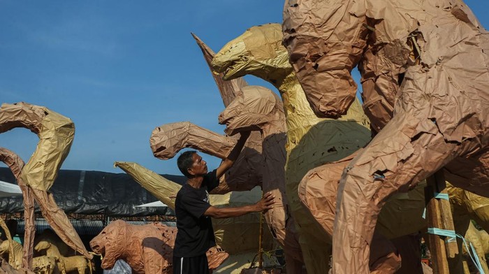 Rangka Panjang Mulud Dijual Warga Serang, Hasilnya untuk Kas Masjid Warga menerima permintaan hias ulang rangka Panjang Mulud berbentuk banteng di Kampung Pekijing, Taktakan, Kota Serang, Banten, Rabu (3/9/2025). Warga menjual rangka Panjang Mulud beragam bentuk yang sebelumnya diarak saat perayaan Maulid Nabi Muhammad SAW dengan kisaran harga Rp250 ribu-Rp500 ribu dan hasil penjualannya digunakan untuk perayaan tahun selanjutnya serta diserahkan untuk kas masjid. ANTARA FOTO/Angga Budhiyanto
