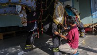 Rangka Panjang Mulud yang berbentuk beragam kreasi, mulai dari banteng hingga ornamen khas lainnya, dilepas dengan harga antara Rp250 ribu hingga Rp500 ribu. ANTARA FOTO/Angga Budhiyanto
