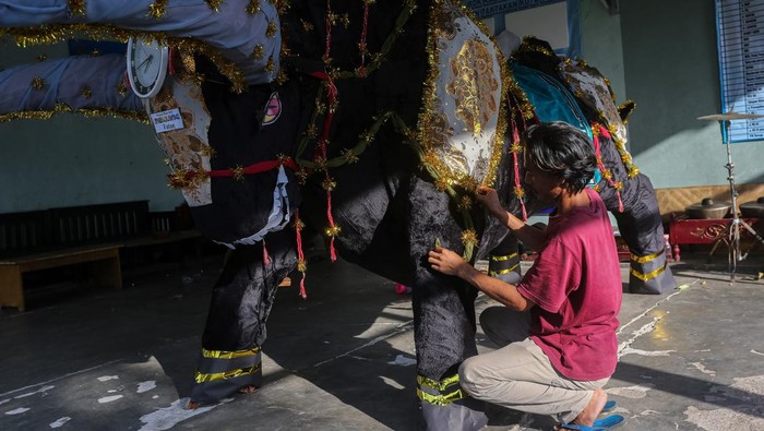 Rangka Panjang Mulud Dijual Warga Serang, Hasilnya untuk Kas Masjid Warga menerima permintaan hias ulang rangka Panjang Mulud berbentuk banteng di Kampung Pekijing, Taktakan, Kota Serang, Banten, Rabu (3/9/2025). Warga menjual rangka Panjang Mulud beragam bentuk yang sebelumnya diarak saat perayaan Maulid Nabi Muhammad SAW dengan kisaran harga Rp250 ribu-Rp500 ribu dan hasil penjualannya digunakan untuk perayaan tahun selanjutnya serta diserahkan untuk kas masjid. ANTARA FOTO/Angga Budhiyanto