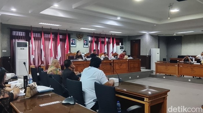 Rapat kerja DPRD Karangasem dengan eksekutif terkait rancangan KUA-PPAS tahun anggaran 2025, Rabu (3/9/2025)
