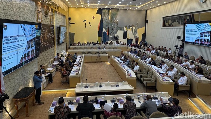 Rapat Komisi II