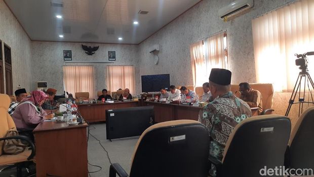 Rapat pansus hak angket DPRD Pati menghadirkan Dewas RSUD RAA Soewondo Pati, Rabu (3/9/2025).