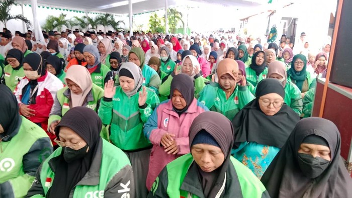 Ratusan ojol bersama ulama dan santri di Surabaya salat gaib untuk Affan Kurniawan dan korban kerusuhan lainnya.