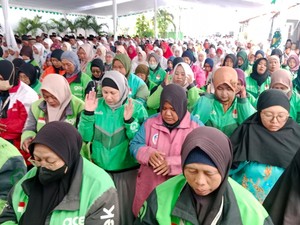 Ratusan Ojol Surabaya Salat Gaib untuk Affan Bersama Santri dan Ulama
