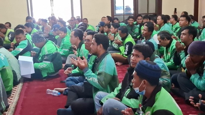 Ratusan ojol matikan aplikasi saat doa bersama untuk Affan Kurniawan di Polres Bangkalan.