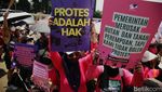 Ratusan Perempuan Serba Pink Gelar Demo Damai di DPR