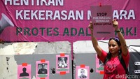 Aksi ini juga menampilkan juru bahasa isyarat agar penyandang disabilitas dapat mengikuti jalannya orasi. Kehadiran mereka menegaskan inklusivitas dalam perjuangan. 