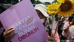 Ratusan Perempuan Serba Pink Gelar Demo Damai di DPR