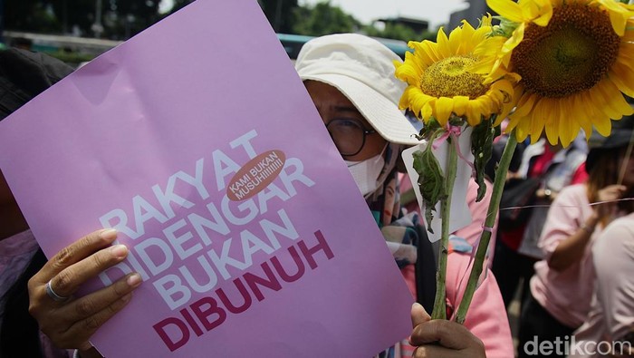 Ratusan perempuan dari Aliansi Perempuan Indonesia menggelar aksi damai di depan Gedung DPR/MPR, Jakarta, Rabu (3/9/2025). Mereka mengenakan pakaian bernuansa pink dan hitam sebagai simbol keberanian dan duka atas korban jiwa aksi sebelumnya.