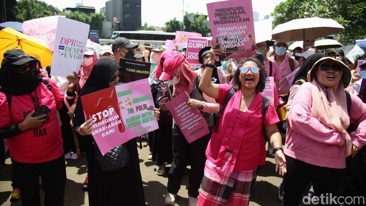 Ratusan Perempuan Serba Pink Gelar Demo Damai di DPR