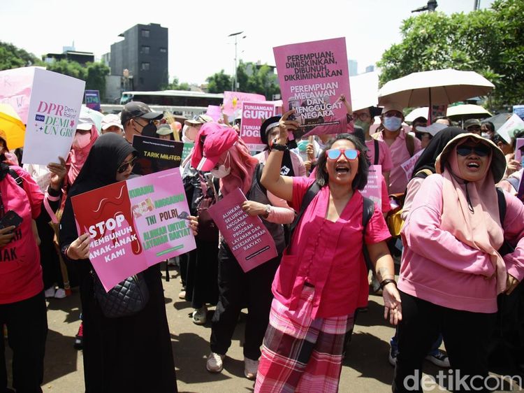 Ratusan Perempuan Serba Pink Gelar Demo Damai di DPR
