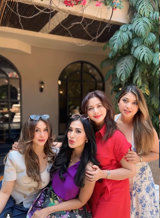 Artis lawas Diana Pungky, Diah Permatasari, Cut Keke, dan Sarah Azhari kembali bertemu. Pertemuan tersebut sekaligus untuk menyambut Sarah Azhari yang baru saja kembali ke Indonesia setelah lama menetap di Amerika. Foto: Instagram/@dps_diahpermatasari