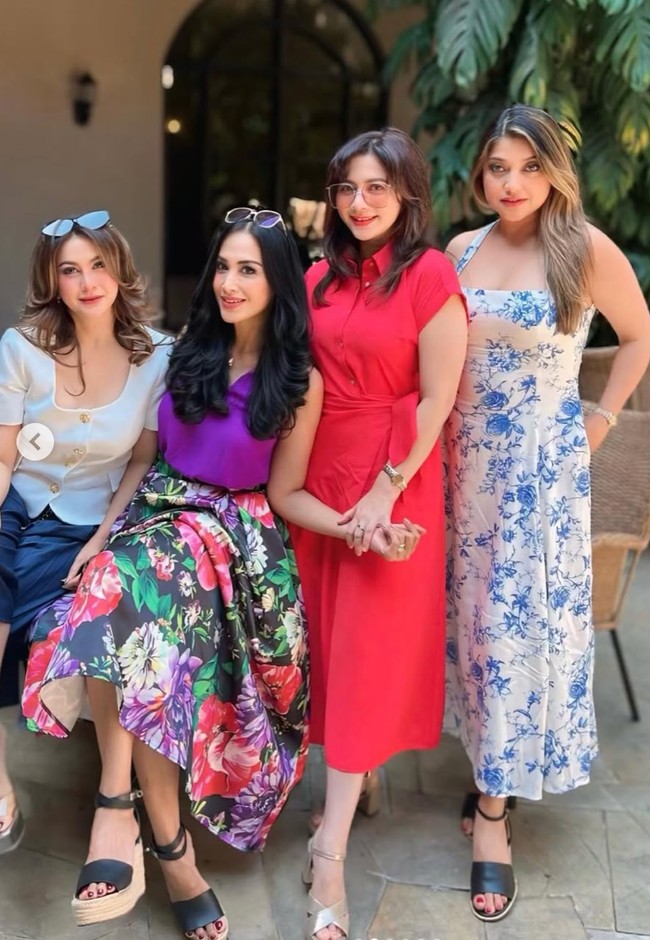 Keempat artis tahun 90an itu tampil kompak kenakan busana santai. Meski sudah berusia tak muda, namun kecantikan mereka tak lekang oleh waktu. Foto: Instagram/@dps_diahpermatasari