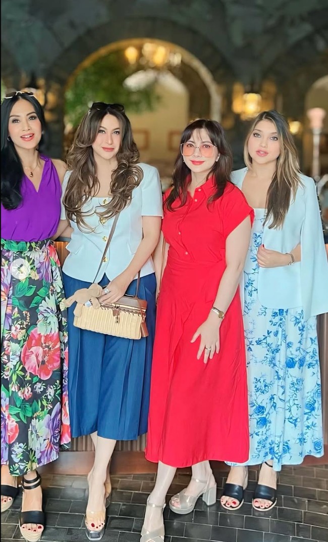 Diah Permatasari tampil kenakan atasan tanpa lengan berwarna ungu dipadukan rok panjang motif floral. Sementara Diana Pungky memilih memadukan atasan putih dengan celana kulot biru tua. Di samping Diana berdiri Cut Keke dan Sarah yang tampil feminin kenakan dress panjang. Foto: Instagram/@dps_diahpermatasari