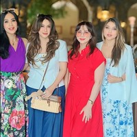 Diah Permatasari tampil kenakan atasan tanpa lengan berwarna ungu dipadukan rok panjang motif floral. Sementara Diana Pungky memilih memadukan atasan putih dengan celana kulot biru tua. Di samping Diana berdiri Cut Keke dan Sarah yang tampil feminin kenakan dress panjang. Foto: Instagram/@dps_diahpermatasari