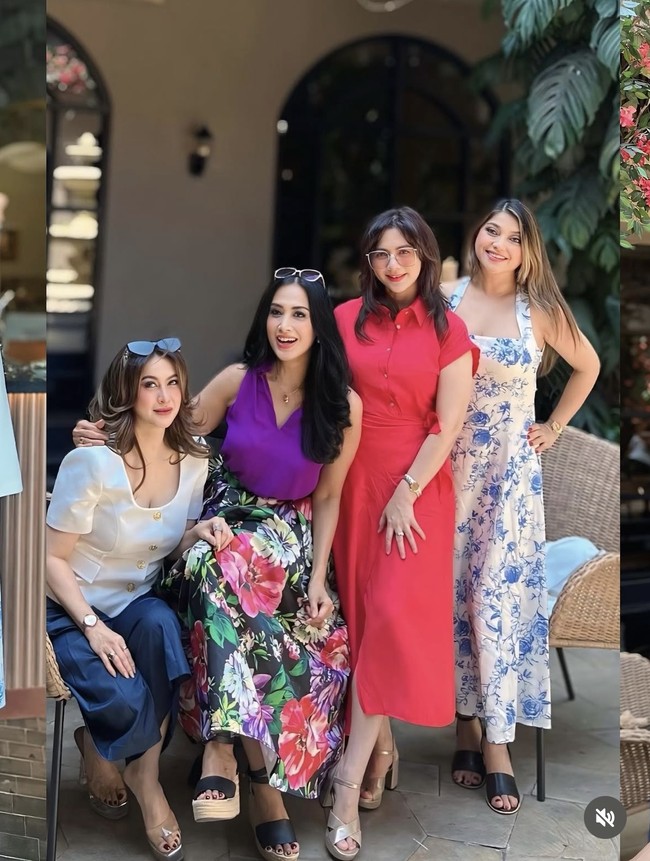 Pertemuan tersebut tampak berlangsung di sebuah restoran. welcome Back Sarah! Reunion With my Beautiful Old friends, tulis keterangan dalam unggahan Diah. Foto: Instagram/@dps_diahpermatasari