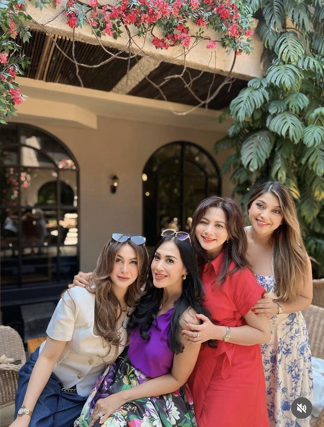 Diana Pungky saat ini diketahui sudah berusia 51 tahun, Diah Permatasari 54 tahun, Cut Keke 51 tahun, dan Sarah Azhari 48 tahun. Meski demikian banyak yang memuji jika keempatnya masih terlihat begitu awet muda dan cantik. Foto: Instagram/@dps_diahpermatasari