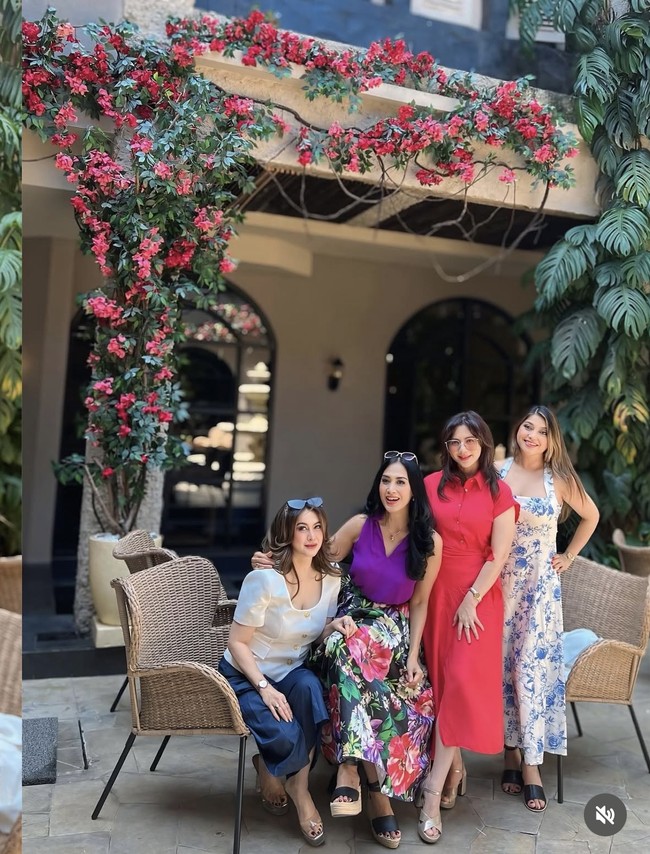 Melihat kebersamaan para artis lawas tersebut membuat netizen turut bernostalgia. Dari jini oh jini,lola dan putri liliput,si manis jembatan ancol ,putri duyung,putri saldo,bnyak lain lain lagi ,masa kecilku walaupun cuma nonton ini tp berwarna, komentar salah seorang netizen. Foto: Instagram/@dps_diahpermatasari