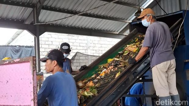 Proses pengolahan sampah di rumah organik Desa Tegal Kertha.