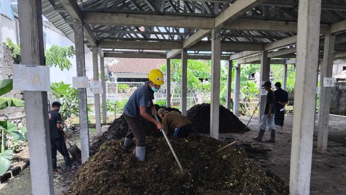 Proses pengolahan sampah di rumah organik Desa Tegal Kertha.