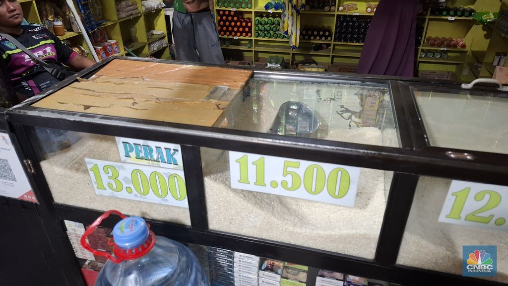 Salah satu toko kelontong pasokan beras masih cukup normal. (CNBC Indonesia/Chandra Dwi Pranata)