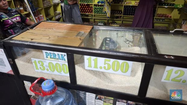 Salah satu toko kelontong pasokan beras masih cukup normal. (CNBC Indonesia/Chandra Dwi Pranata)