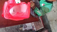 Warga Indonesia yang sudah lama tinggal di luar negeri pun ikut memberi dukungan dengan memesankan ayam bakar madu dan nasi liwet untuk ojol di Bekasi. aFoto: x/@dhien_far