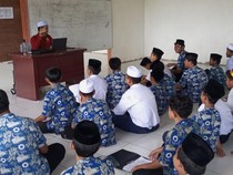 Santri Tarakan Belajar di Lantai Usai Bangku Pesantren Dicuri, Pelaku Ditangkap