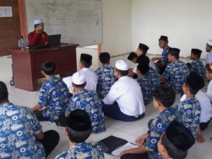 Santri Tarakan Belajar di Lantai Usai Bangku Pesantren Dicuri, Pelaku Ditangkap