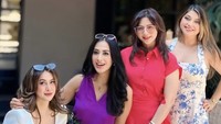 Selisih usia Sarah Azhari, Diah Permatasari, Cut Keke, dan Diana Pungky memang gak begitu jauh. Sarah Azhari berusia 48 tahun, Cut Keke dan Diana Pungky berusia 51 tahun, sedangkan Diah Permatasari berusia 54 tahun. Akan tetapi, keempatnya terlihat awet muda dan kece. Foto: Instagram @dps_diahpermatasari