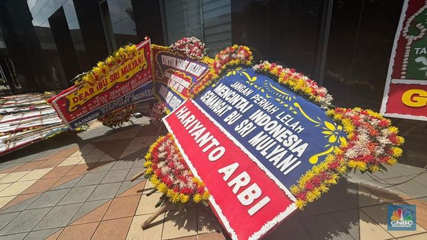 Sejumlah karangan bunga berdatangan untuk mendukung Menteri Keuangan Sri Mulyani di halaman Gedung Kementerian Keuangan, Jakarta, Rabu (3/9/2025). (CNBC Indonesia/Zahwa Madjid)