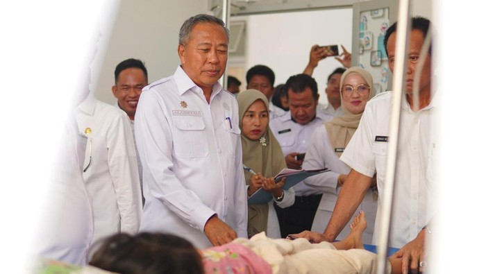 Sekda OKI pantau siswa diduga keracunan MBG.
