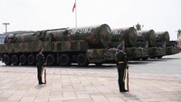 Kelompok penyerang strategis memamerkan rudal DF-31BJ. Presiden Xi Jinping menekankan parade ini sebagai simbol “peremajaan bangsa China”. Foto: REUTERS/Tingshu Wang