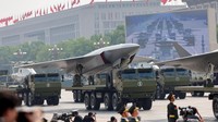 Kendaraan udara nirawak dipamerkan dalam parade militer. Sistem persenjataan mutakhir lainnya turut ditampilkan, menegaskan ambisi China sebagai kekuatan global. Foto: REUTERS/Maxim Shemetov