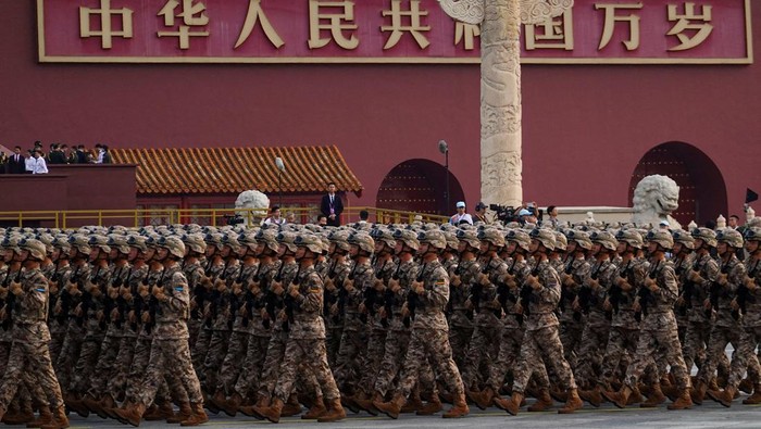 Semarak! China Gelar Parade Militer Pamer Rudal Hipersonik hingga Drone Canggih Soldiers march ahead of a military parade to mark the 80th anniversary of the end of World War Two, in Beijing, China, September 3, 2025. REUTERS/Go Nakamura. REFILE - CORRECTING time from