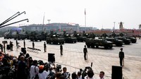Anggota Tentara Pembebasan Rakyat berdiri saat persenjataan anti-drone dipamerkan dalam parade militer. Foto: REUTERS/Maxim Shemetov
