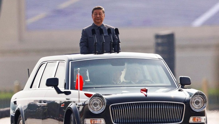 Semarak! China Gelar Parade Militer Pamer Rudal Hipersonik hingga Drone Canggih Chinese President Xi Jinping stands in a car to review the troops during a military parade to mark the 80th anniversary of the end of World War Two, in Beijing, China, September 3, 2025. REUTERS/Tingshu Wang REFILE - QUALITY REPEAT TPX IMAGES OF THE DAY